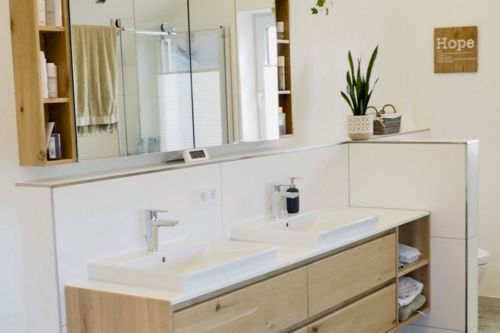 Massiver Waschtisch Unterschrank mit weiß lackierter Platte und Spiegelschrank