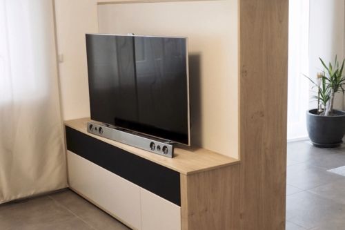Raumteilendes Medienmöbel mit bespannten Klappen und Türen für Hifi und TV Geräte